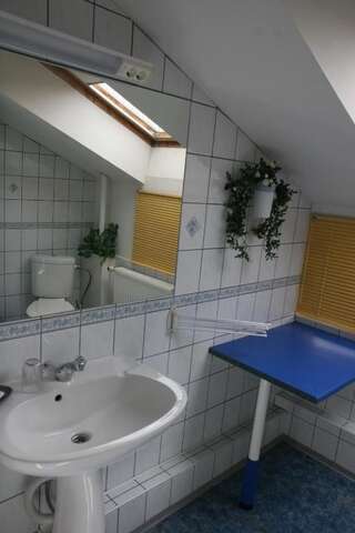 Проживание в семье Rähni Maja Пылва Двухместный номер с 2 отдельными кроватями и общей ванной комнатой-6